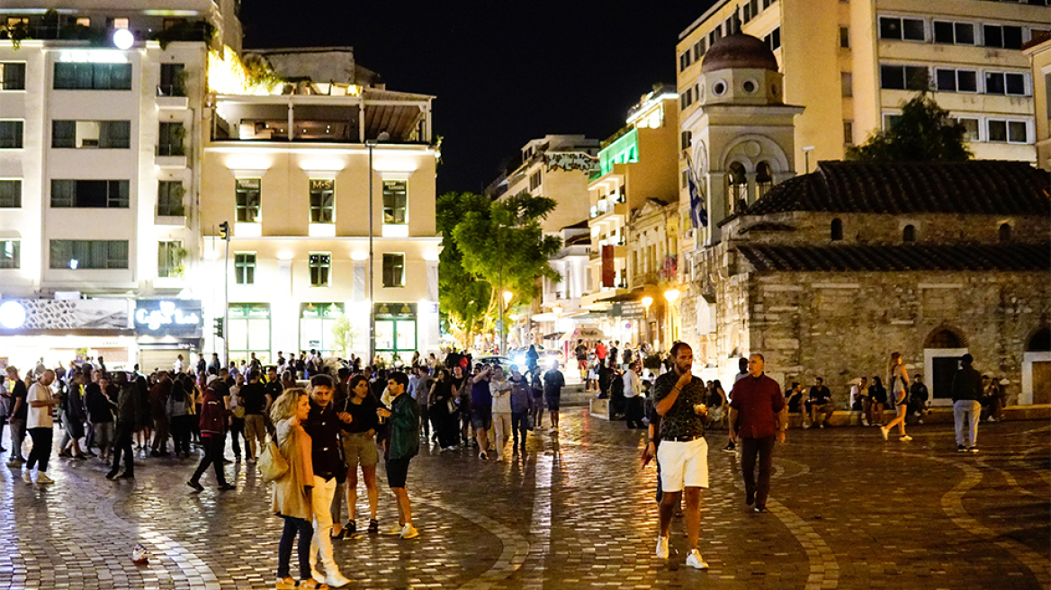 Μέτρα για τον κορωνοϊό: Ο συνωστισμός στις πλατείες φέρνει πιο κοντά τις μάσκες παντού και το lockdown σε 65αρηδες