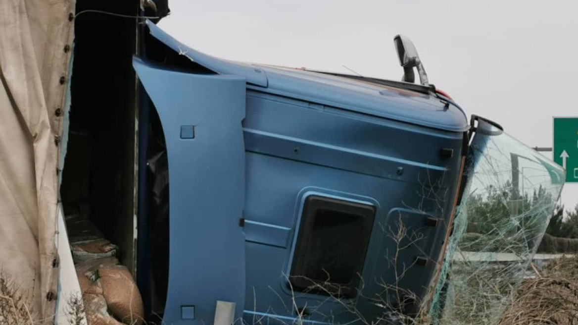 Τροχαίο με νταλίκα έξω από την Λάρισα - Τρεις τραυματίες