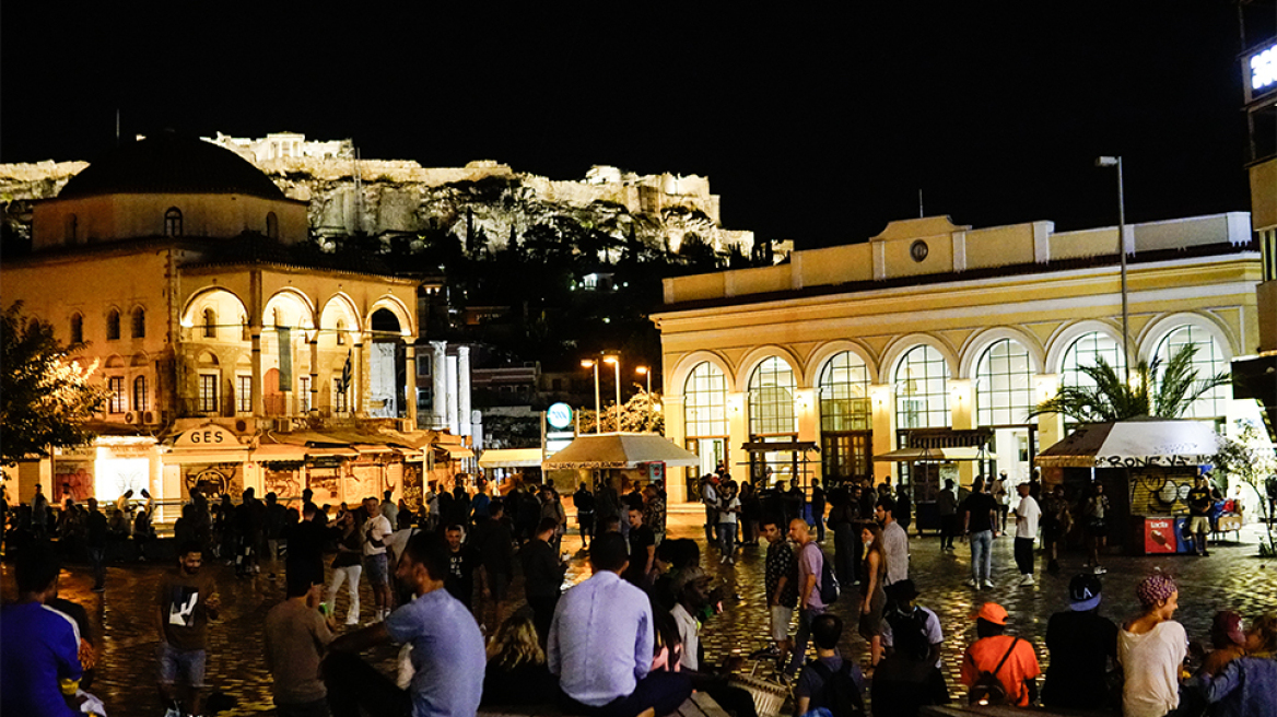 Μέτρα για τον κορωνοϊό: Προβληματισμός για τον κόσμο που επιμένει στις πλατείες - Δείτε βίντεο