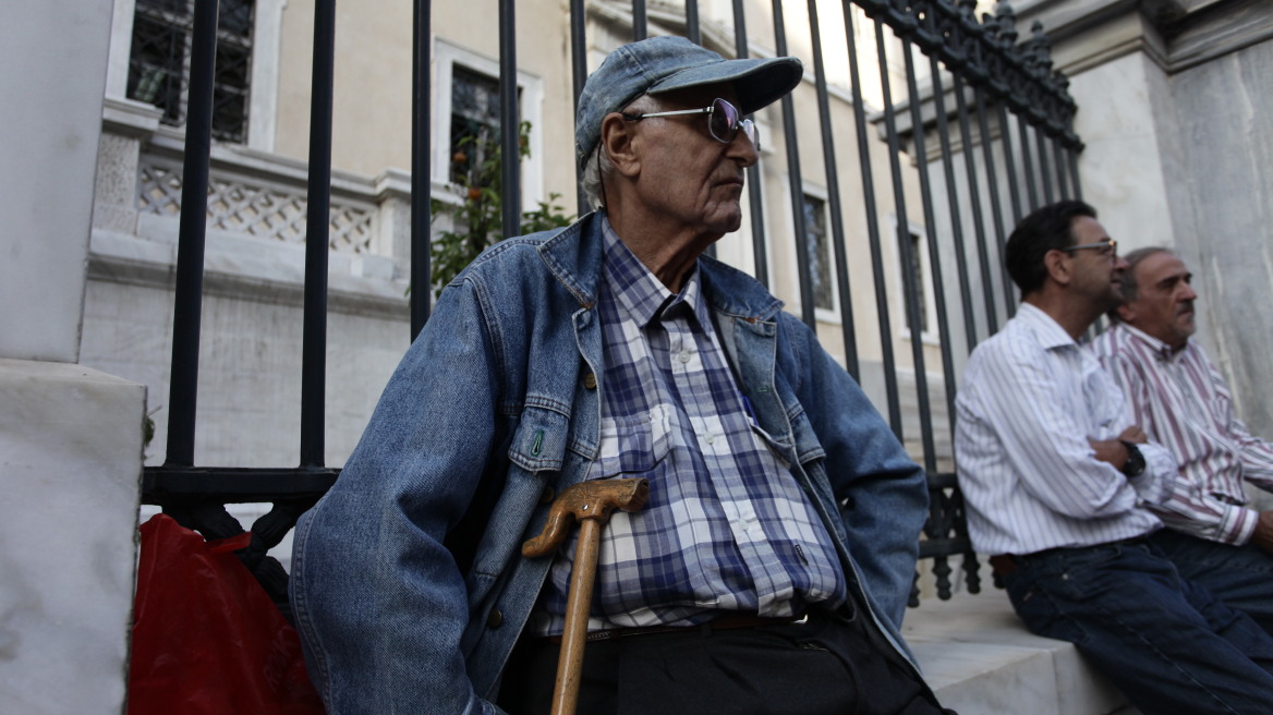 Συντάξεις: Πότε θα πρέπει να υποβάλουν αιτήσεις οι μελλοντικοί συνταξιούχοι - Το υπ. Εργασίας απαντά