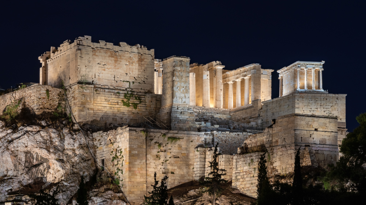 Η Ακρόπολη στέλνει το φως της σε όλο τον κόσμο