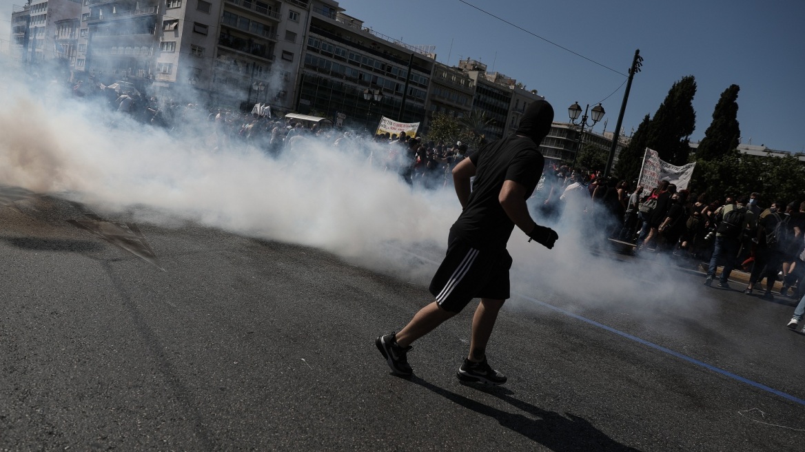 Στη... Βουλή τα επεισόδια στη μαθητική πορεία - Πολιτική αντιπαράθεση για τις μολότοφ και την αστυνομική βία 