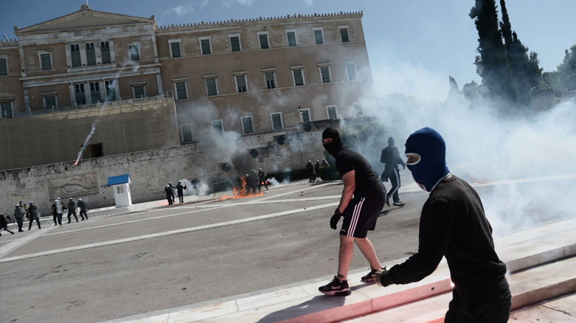 Επεισόδια με μολότοφ στην πορεία των μαθητών - Δείτε βίντεο και φωτογραφίες