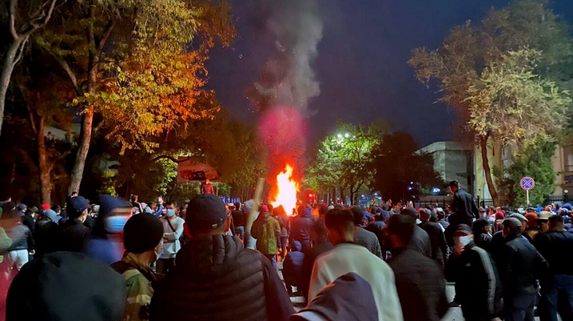 Φωτιά στον «Λευκό Οίκο» στο Μπίσκεκ του Κιργιζιστάν (βίντεο)