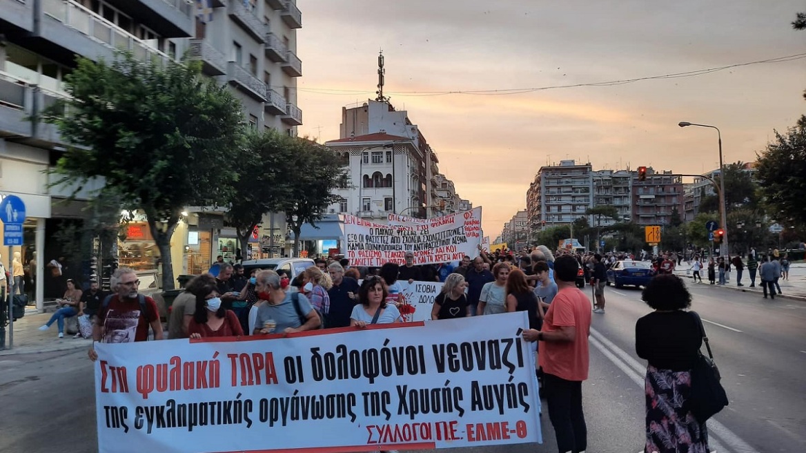 Αντιφασιστικές πορείες σε Θεσσαλονίκη και Πάτρα για τη δίκη της Χρυσής Αυγής 