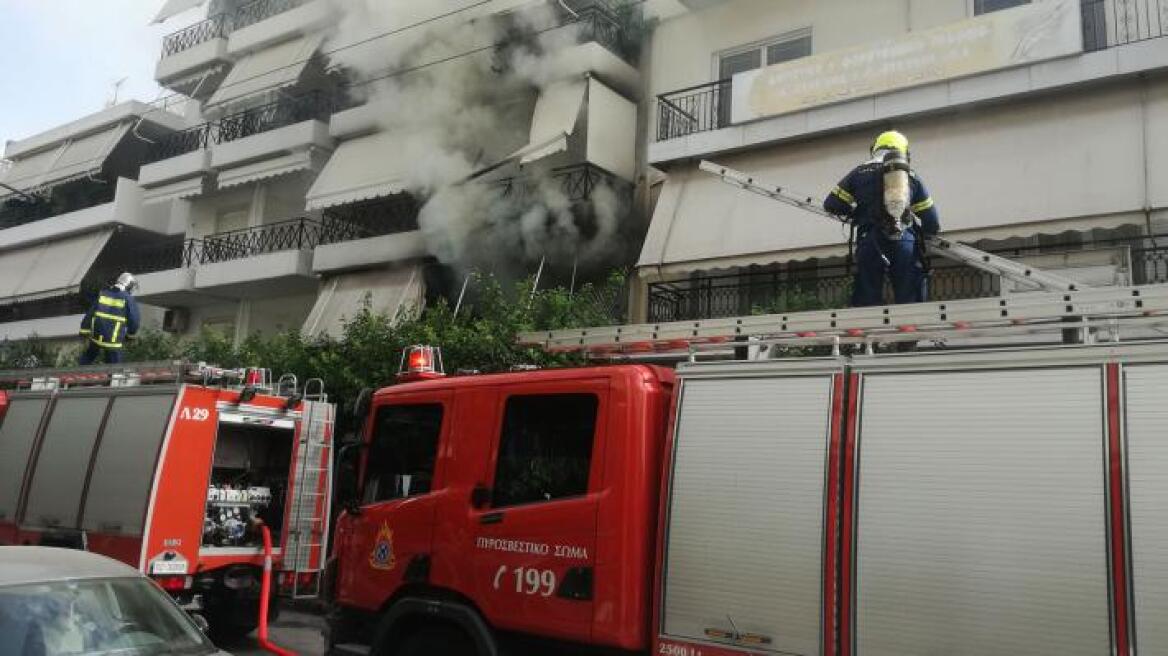 Μοσχάτο: Διασώθηκε ζευγάρι ηλικιωμένων από φλεγόμενο διαμέρισμα