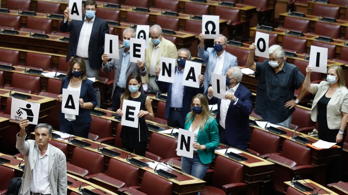 ΣΥΡΙΖΑ: Νέα εσωτερική αντιπαράθεση για τα πλακάτ στη βουλή κατά της Χρυσής Αυγής