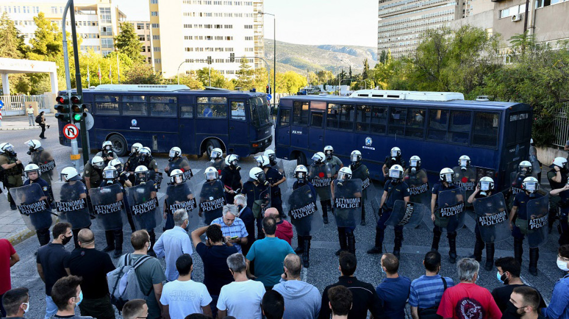 Ένταση στην Κατεχάκη για τα επεισόδια έξω από το υπουργείο Παιδείας