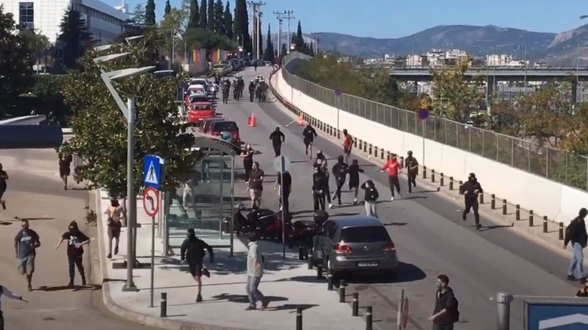 Επεισόδια σε διαμαρτυρία μαθητών έξω από το υπουργείο Παιδείας