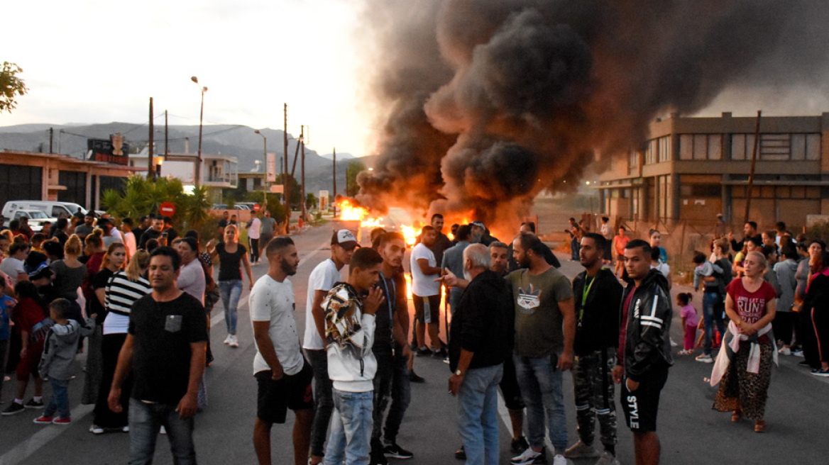 Οδοφράγματα και φωτιές από Ρομά για τον 18χρονο στη Μεσσήνη