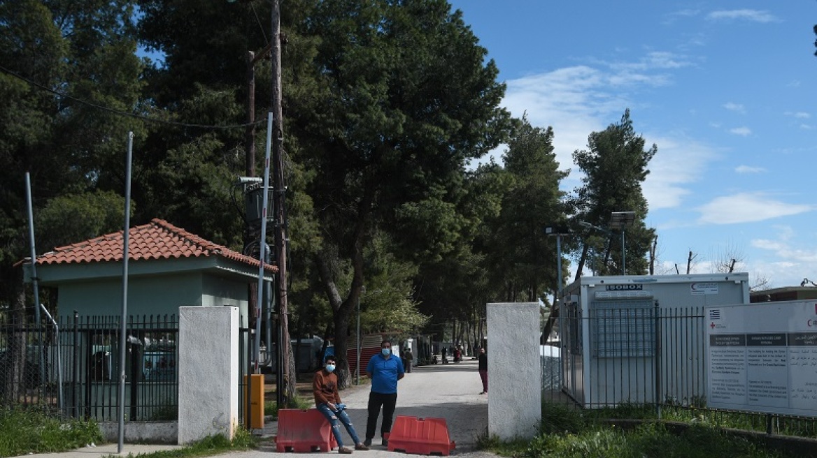 Δείτε φωτογραφία: Αυτοσχέδια μαχαίρια στον καταυλισμό της Ριτσώνας