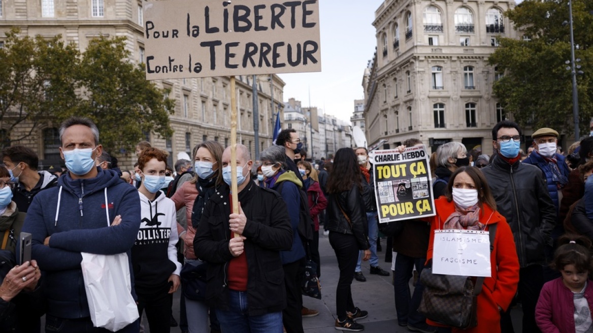 Γαλλία: Χιλιάδες πολίτες αποτίουν φόρο τιμής στον 47χρονο καθηγητή – Και 11ο πρόσωπο υπό κράτηση