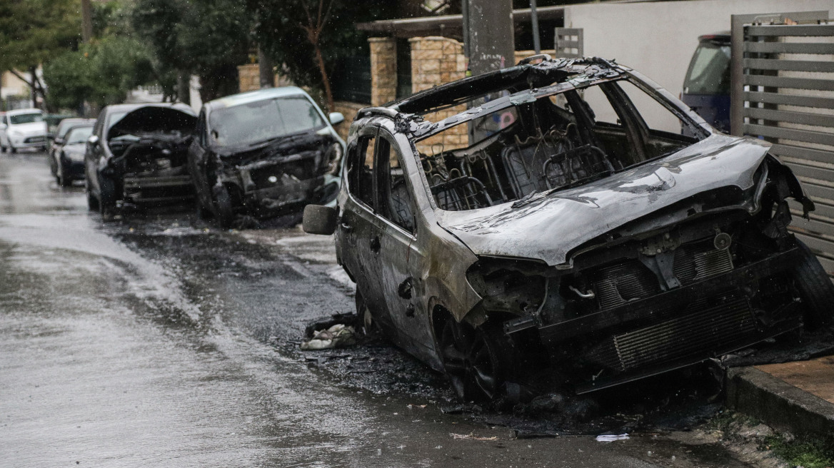 Φωτιά σε αυτοκίνητα και μοτοσικλέτες σε Πέραμα, Πατήσια και Καλλιθέα