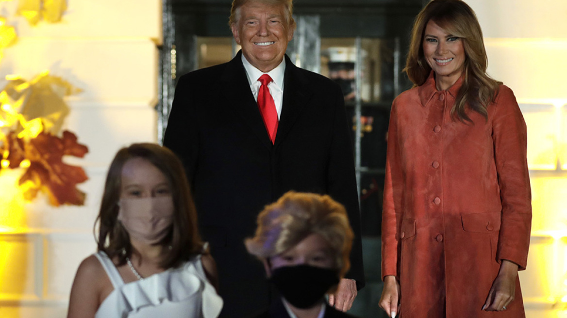 H Melania Trump υποδέχεται το Halloween με πορτοκαλί παλτό και μεταλλιζέ γόβες