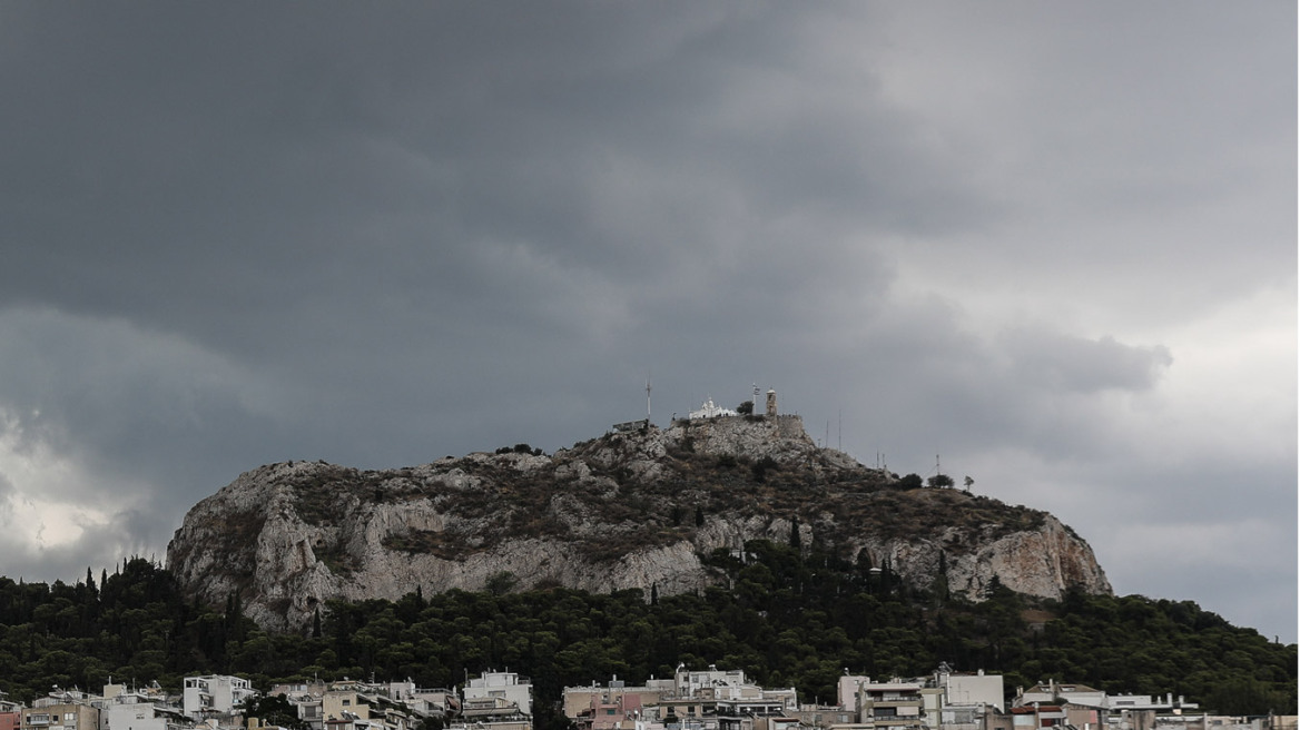 Καιρός: Σκοτείνιασε η Αθήνα - Ξεκίνησε η... παρέλαση της κακοκαιρίας «Κίρκη»