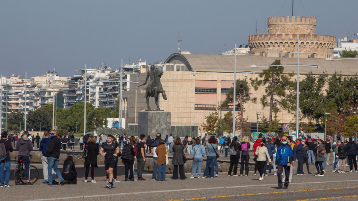 Θεσσαλονίκη: Ουρές για τεστ λίγο πριν το lockdown - Στο «κόκκινο» Ιωάννινα και Σέρρες, ετοιμάζεται η Αθήνα