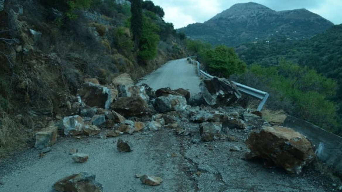 Σεισμός στη Σάμο: Kόπηκε στα δύο o δρόμος στην Ικαρία 