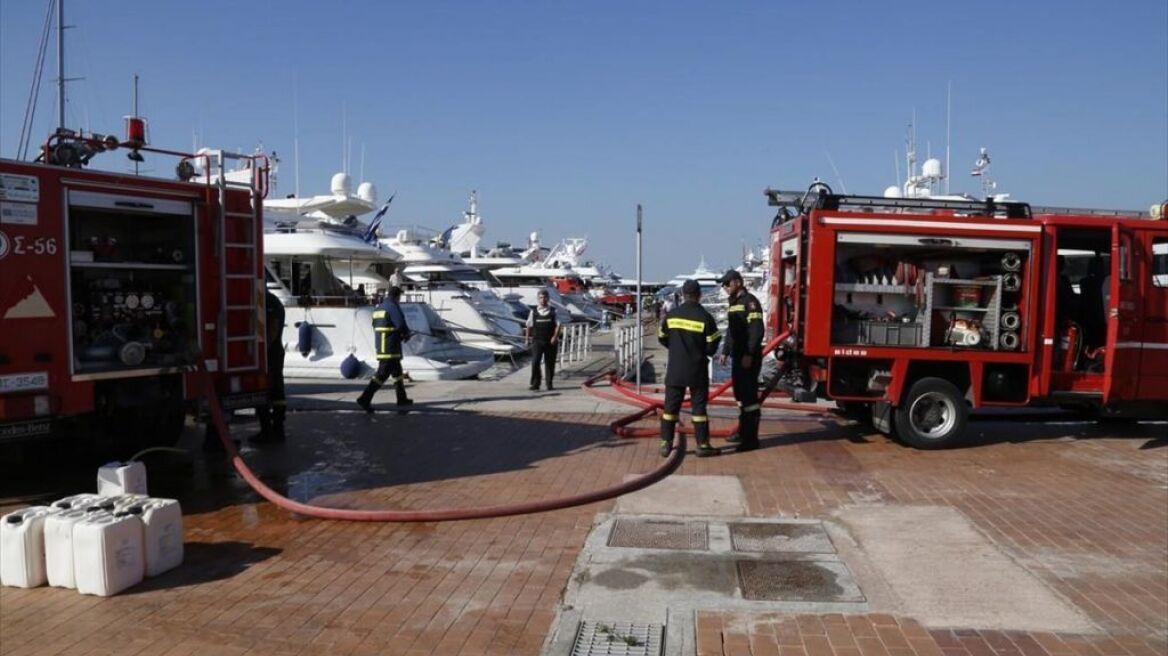 Πειραιάς: Έκρηξη σε σκάφος στη Μαρίνα Ζέας - Τραυματίστηκαν δυο άτομα