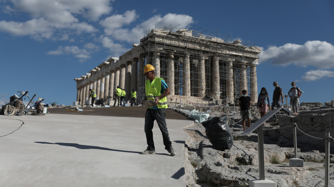 ΑμεΑ για το «τσιμέντο» στην Ακρόπολη: Το υπ. Πολιτισμού έλυσε τον γόρδιο δεσμό του αποκλεισμού μας από τον Ιερό Βράχο