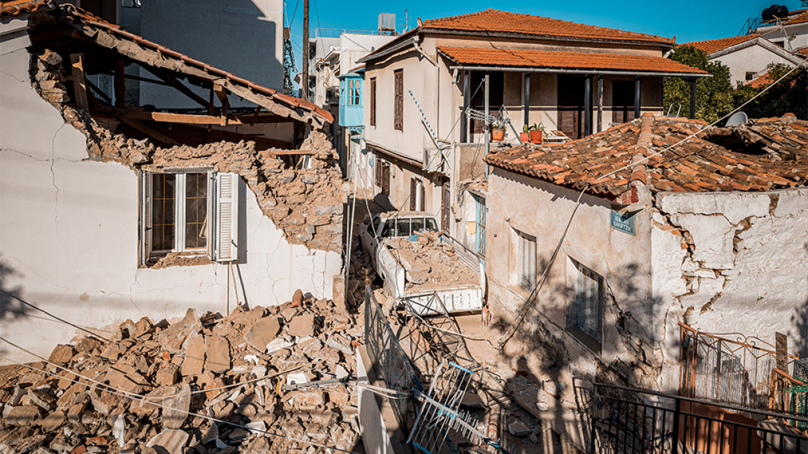 Σεισμός στη Σάμο: Σε κατάσταση έκτακτης ανάγκης το νησί - Εικόνες καταστροφής από τα 6,7 Ρίχτερ και τα τσουνάμι