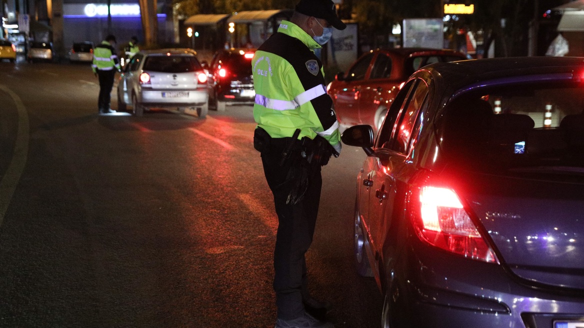 «Σαφάρι» της ΕΛΑΣ για τα μέτρα: 12 συλλήψεις για ανοικτά καταστήματα και 601 πρόστιμα για μετακινήσεις μετά τις 00.30