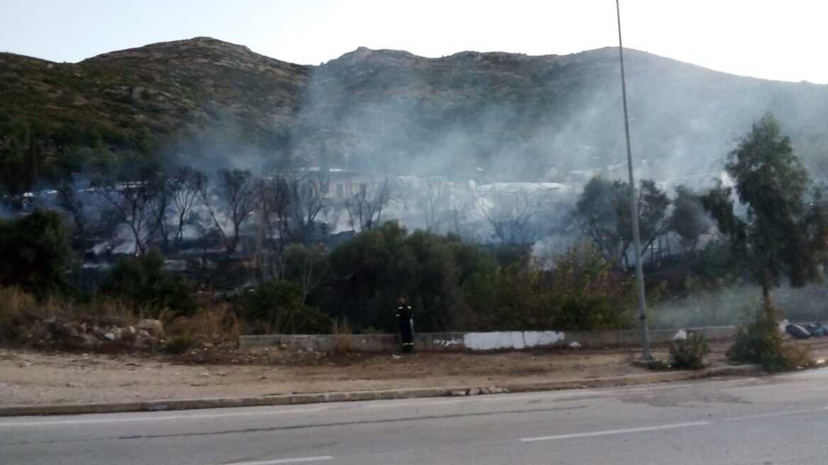 Σάμος: Στάχτη 15 σκηνές από τη φωτιά στον χώρο γύρω από το ΚΥΤ - Δείτε βίντεο