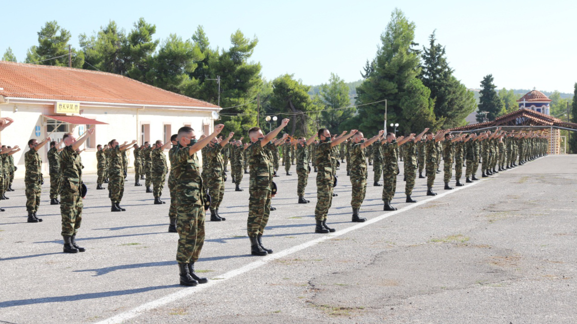 Στρατιωτική θητεία: «Βρέχει» νεοσύλλεκτους παρά την καραντίνα - Το 12μηνο «πλημμύρισε» τα στρατόπεδα