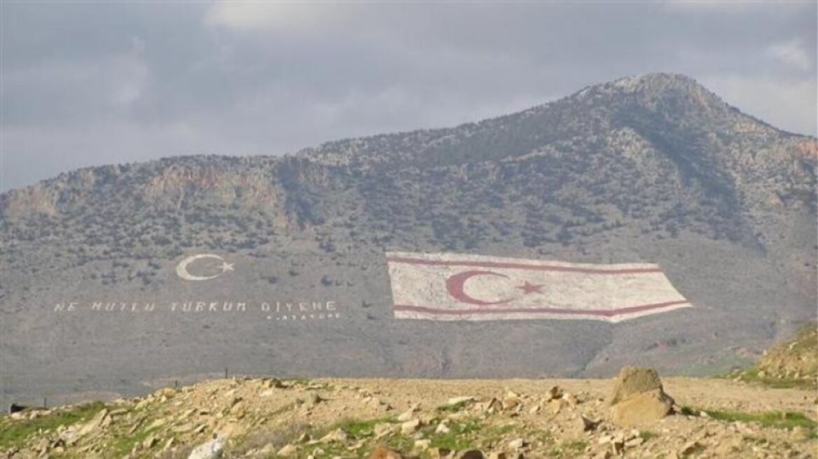  Χιλιάδες Τουρκοκύπριοι διαδηλώνουν στην κατεχόμενη Λευκωσία για την τουρκική παρέμβαση 