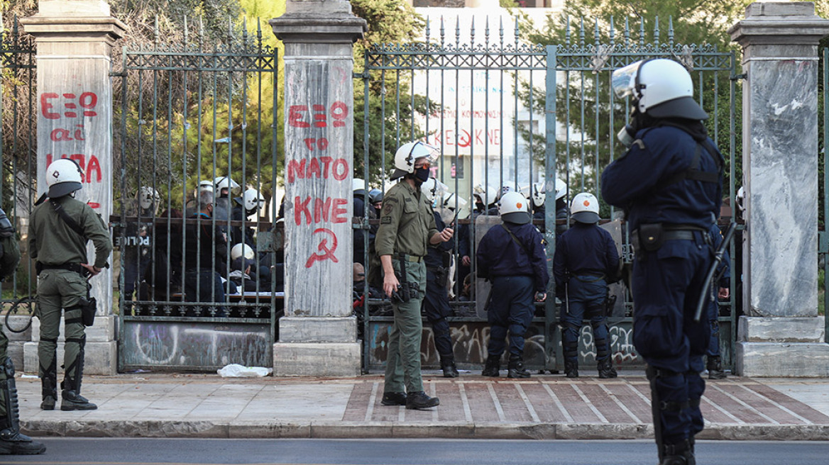 Προσαγωγές ατόμων μέσα στο Πολυτεχνείο - Ταυτόχρονη επιχείρηση και στην Πολυτεχνειούπολη