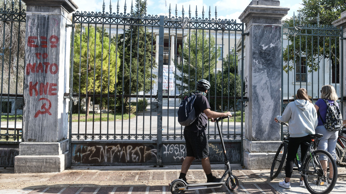 Πολυτεχνείο: Ο ΣΥΡΙΖΑ καταγγέλει... αυτά που έκανε το 2015 - «Πόσες αντιφάσεις χωράνε σε μία ανάρτηση», απαντά ο Πέτσας