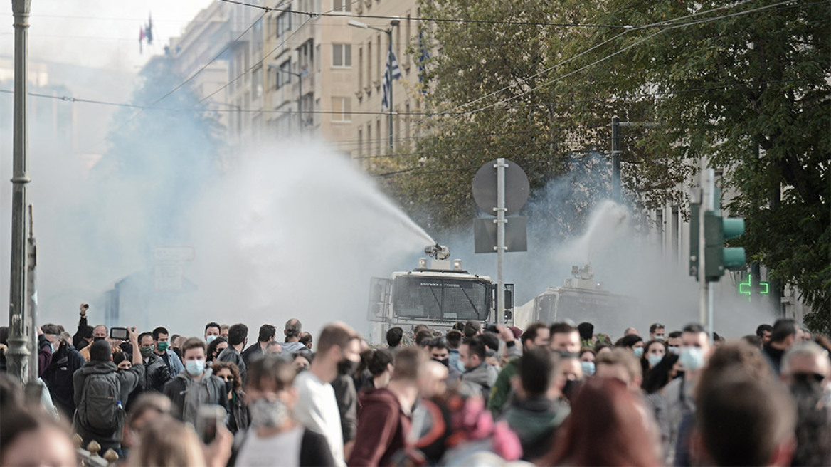 Επεισόδια στο κέντρο της Αθήνας με μέλη του ΚΚΕ που έκαναν δεύτερη συγκέντρωση - Δείτε βίντεο και φωτογραφίες