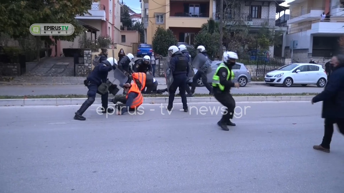 Πολυτεχνείο: Σοβαρά επεισόδια τραυματισμοί και 25 προσαγωγές στα Ιωάννινα (Βίντεο)