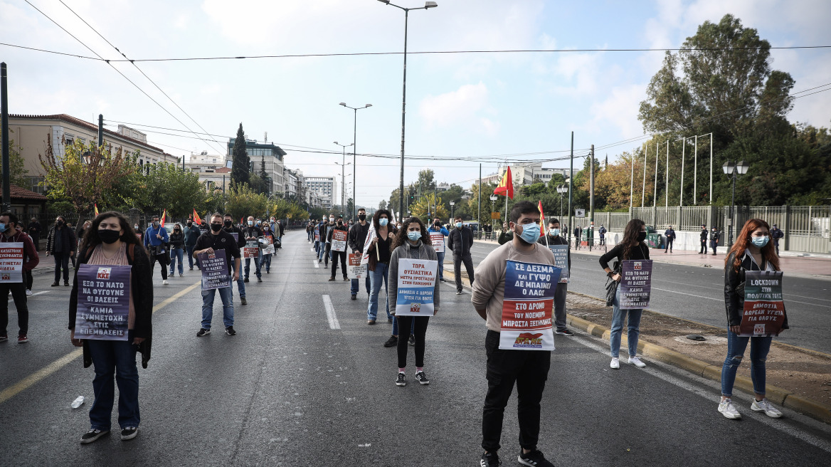 Πολυτεχνείο: Συγκέντρωση από μέλη του ΚΚΕ στο πρώην ΕΑΤ- ΕΣΑ- Κατάθεση στεφάνου από τον Κουτσούμπα