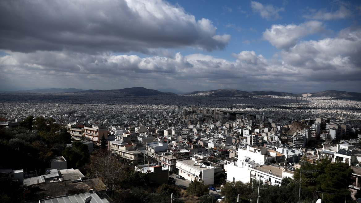 Καιρός στην Αθήνα: Ενισχυμένοι άνεμοι και σήμερα - Δείτε χάρτη με τις θερμοκρασίες