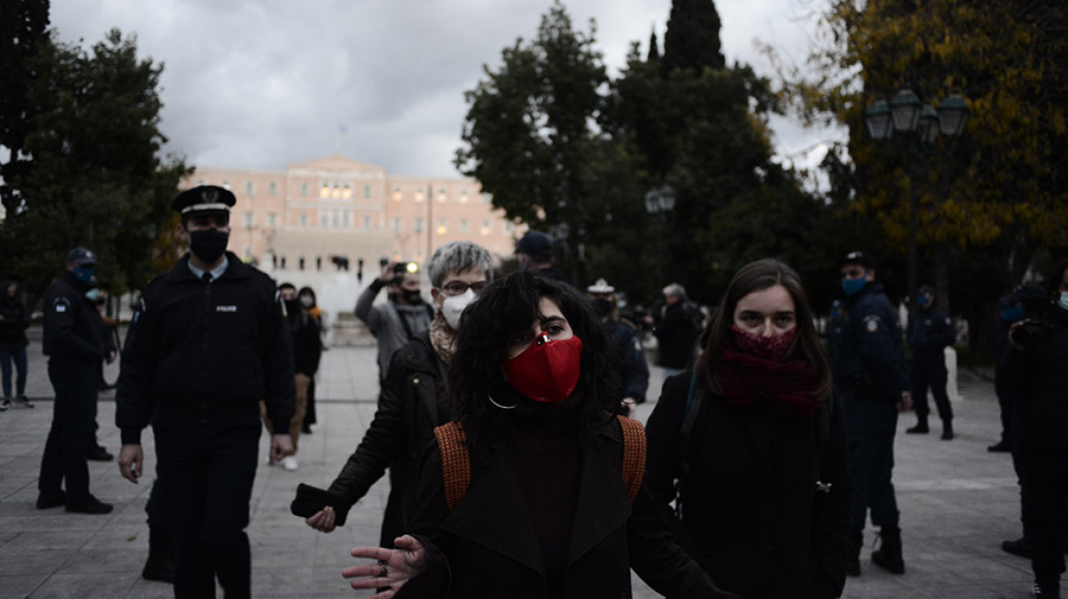 Συγκέντρωση για τη βία κατά των γυναικών στο Σύνταγμα - Εννέα προσαγωγές