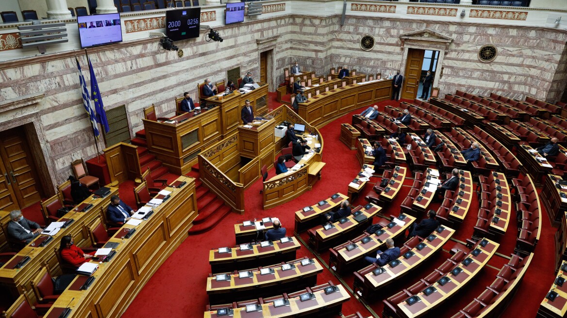 ΣΥΡΙΖΑ και ΚΚΕ καταψήφισαν την ρύθμιση για μείωση των ασφαλιστικών εισφορών