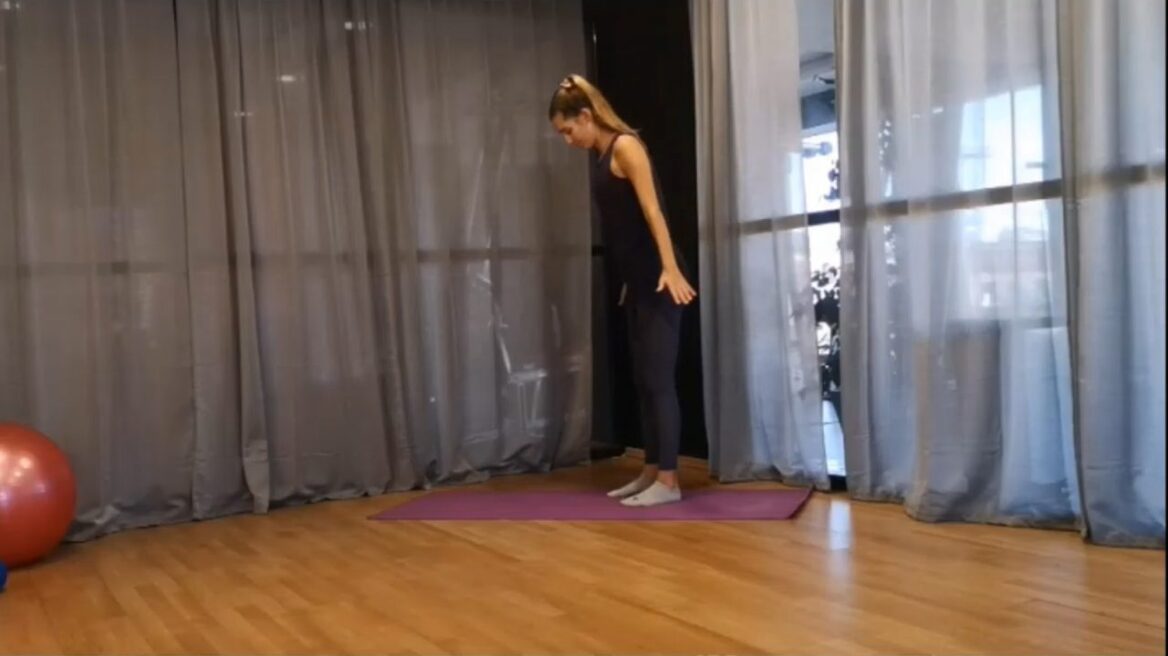 Δώδεκα λεπτά Pilates flow για top ευλυγισία και δύναμη