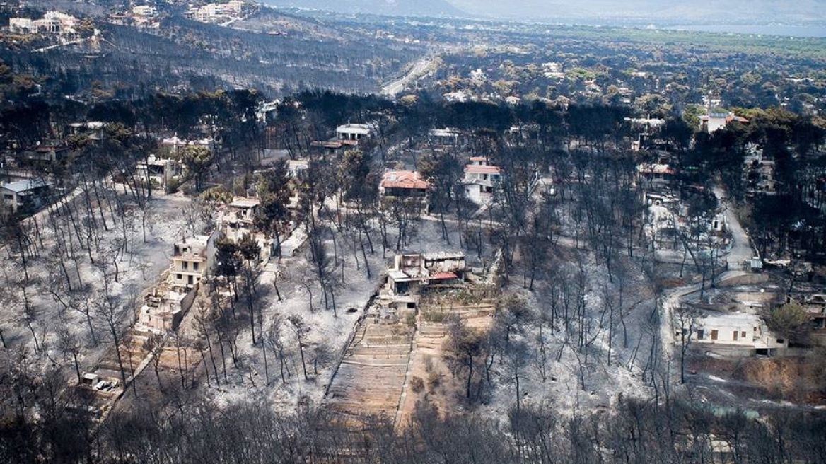 Απολογίες για Μάτι: Αποδοκιμασίες στον Ματθαιόπουλο από συγγενείς θυμάτων που βρίσκονταν στα δικαστήρια