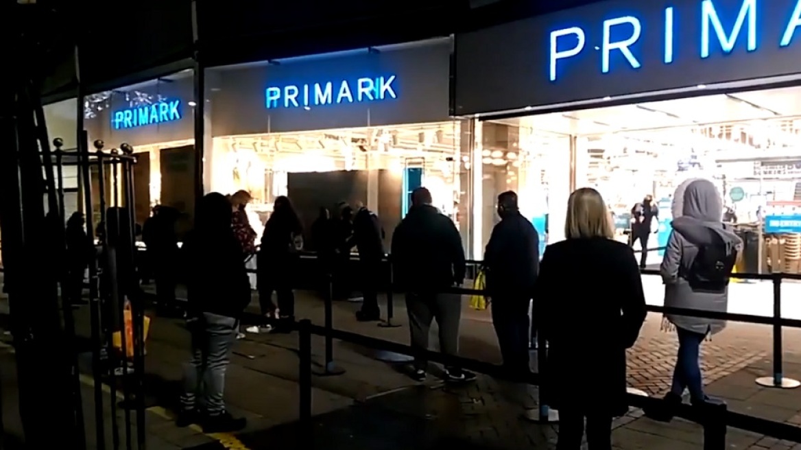 Βρετανία: Ορδές καταναλωτών έξω από τα Primark πυροδοτούν φόβους για δεύτερο lockdown