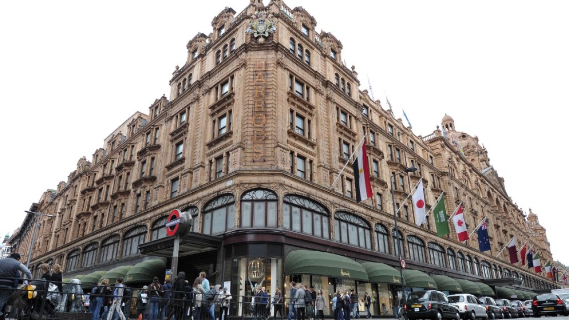 Harrods: Το διάσημο πολυκατάστημα που έγινε viral λόγω ουρών και... Τσιτσιπά