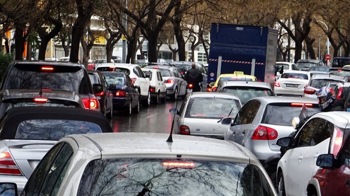 Σύγκρουση τεσσάρων οχημάτων στη λεωφόρο Αθηνών – Αυξημένη κίνηση 