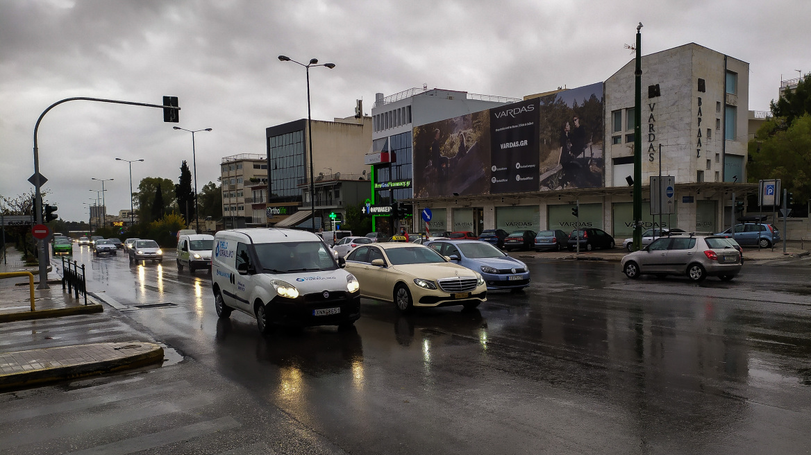 Καιρός σήμερα: Καταρρακτώδεις βροχές στην Αθήνα, βίντεο από κεραυνούς