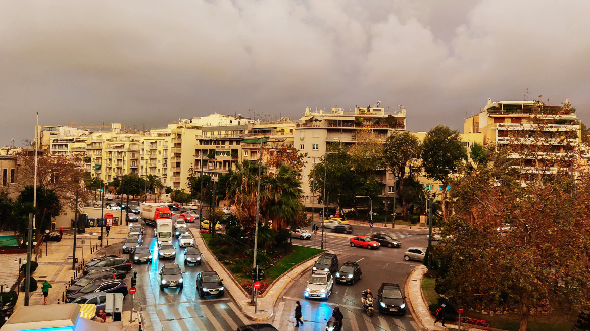 Καιρός σήμερα: Βροχές, καταιγίδες και κεραυνοί στην Αθήνα - Η κακοκαιρία σε χάρτες-βίντεο