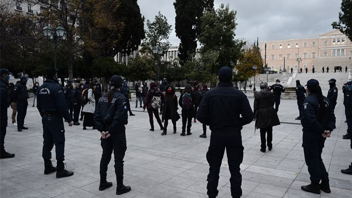 Σύνταγμα: Αποσύρθηκαν τα πρόστιμα για τη φεμινιστική συγκέντρωση εν μέσω πανδημίας