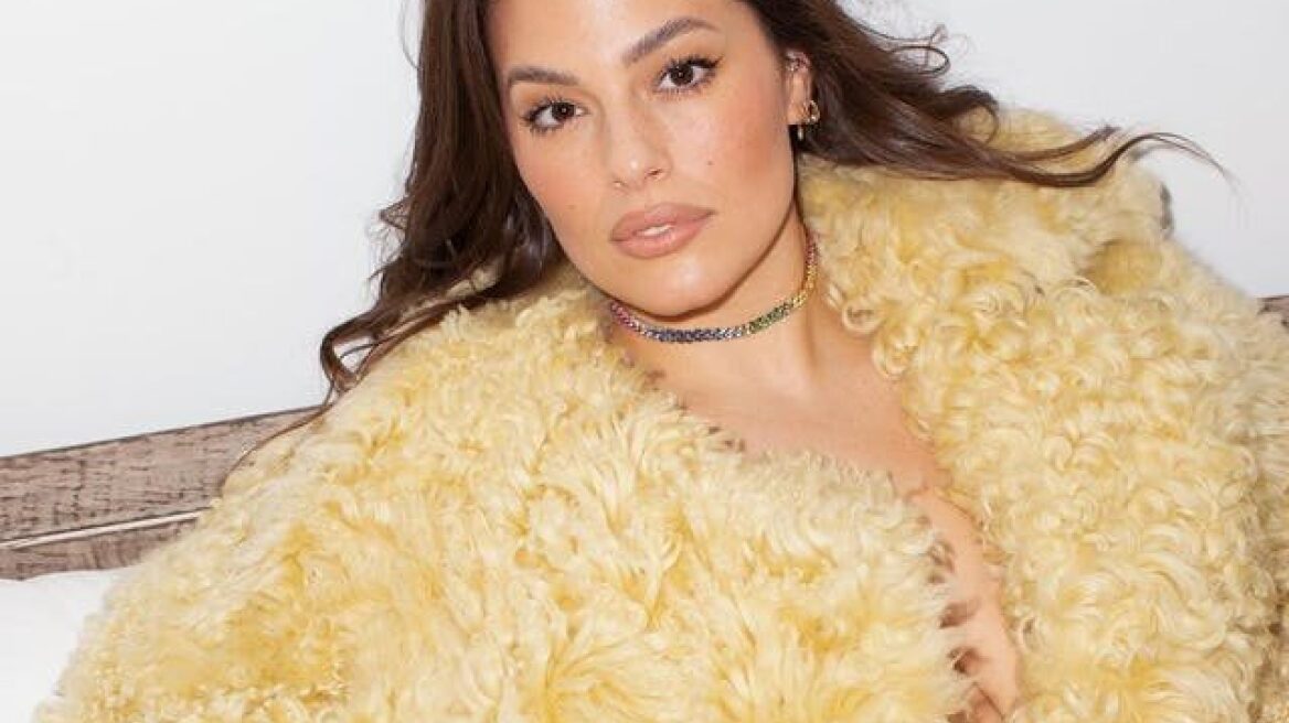 H Ashley Graham ποζάρει τόπλες για μια νέα καμπάνια εσωρούχων 