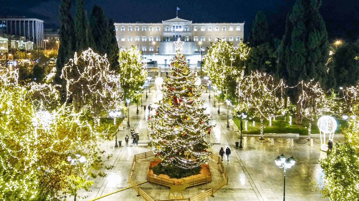 Μια Αθηναϊκή χριστουγεννιάτικη ιστορία - Πώς φωταγωγήθηκε το χριστουγεννιάτικο δέντρο στο Σύνταγμα