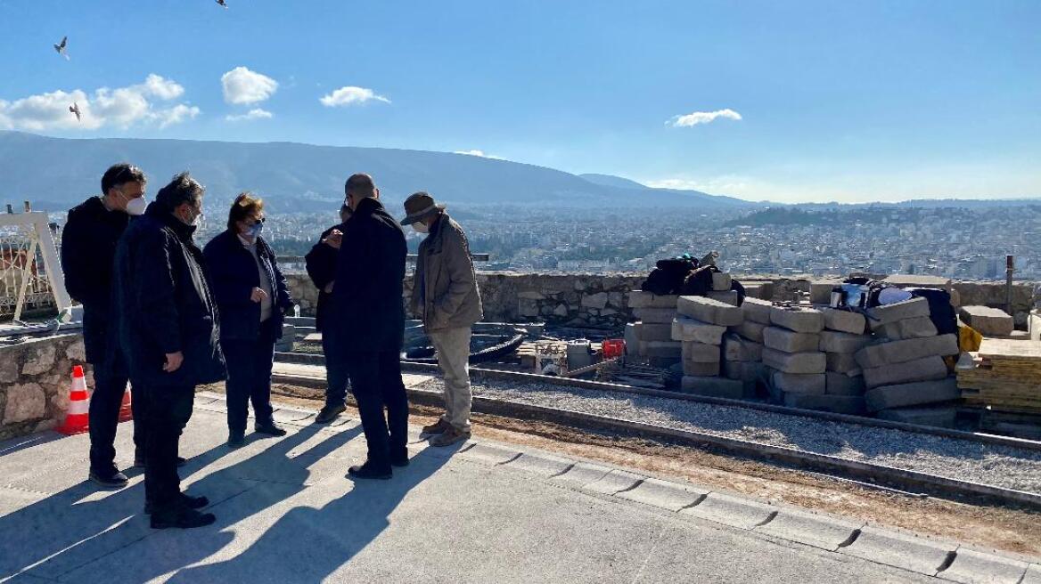 Αυτοψία Μενδώνη στην Ακρόπολη - Άμεσα σωστικά για το μνημείο του Αγρίππα