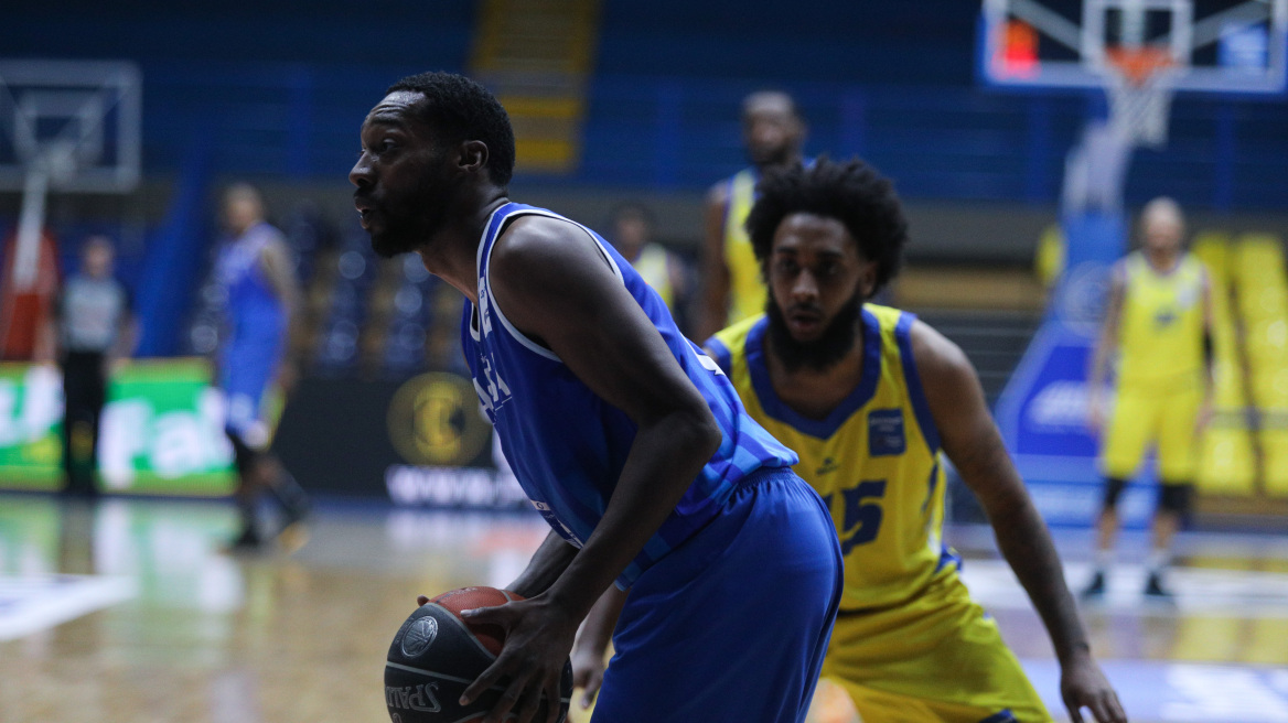 Basket League, Περιστέρι-Λάρισα 82-78: «Καθάρισαν» Μπουρούσης-Βασιλόπουλος στην επιστροφή Μάντζαρη