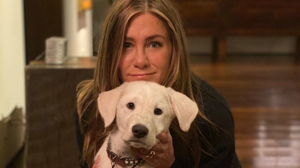 H Jennifer Aniston αποχαιρετά το 2020 ποζάροντας με μπικίνι στο μπάνιο του σπιτιού της 