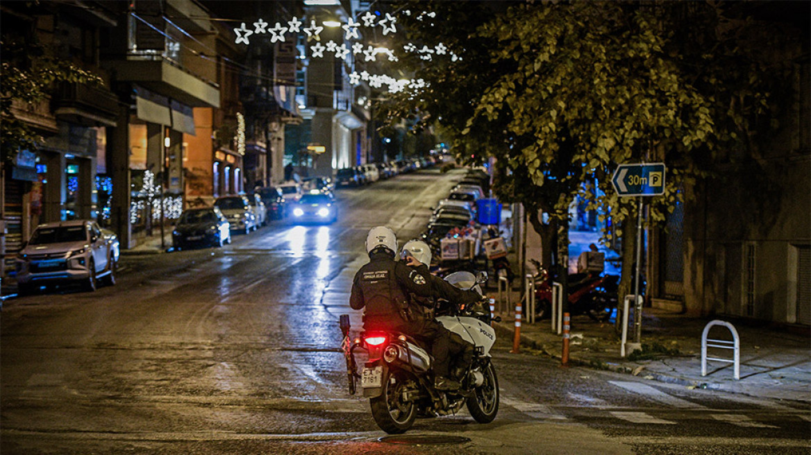 Σε τέσσερα σπίτια μπήκε η Αστυνομία παραμονή Χριστουγέννων: Συλλήψεις για τζόγο και «πριβέ» πάρτι με όπλα!